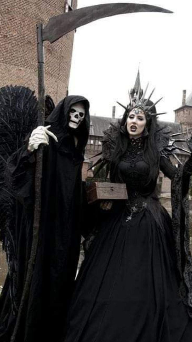 Inspiration déguisement duo : la Faucheuse et la reine noire couronnée